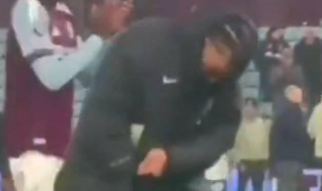 首回合维拉球员在蓝桥庆祝，古斯托今天做出同款动作“报仇”